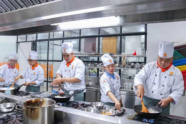 Học viên thực hành chế biến món Thái