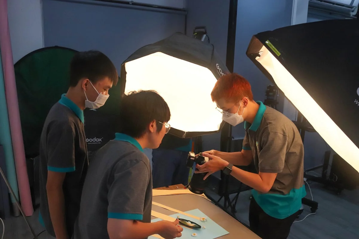 hoc-vien-thuc-hanh-nhiep-anh-thuong-mai học viên thực hành nhiếp ảnh thương mại
