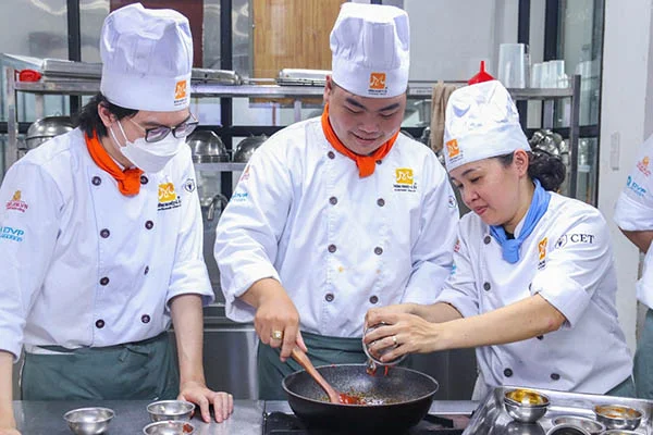 Học viên thực hành tại lớp học