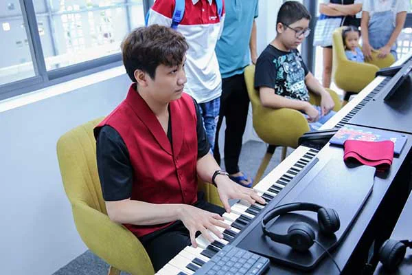 Giảng viên piano thị phạm
