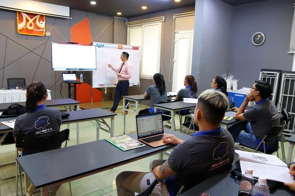 giảng viên hướng dẫn quản lý setup nhà hàng