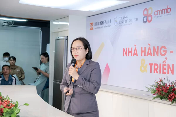 đại diện hnaau chia sẻ thông tin về chương trình đào tạo