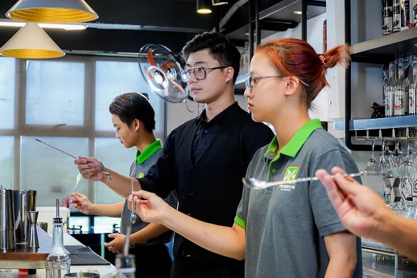 hoc-bieu-dien-tai-quay-bar học biểu diễn tại quầy bar