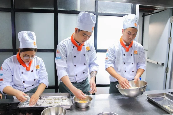 học viên thực hành công đoạn nấu món thái