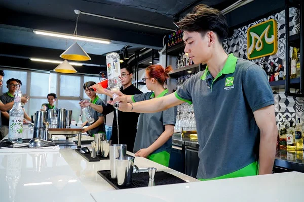khoa-hoc-bieu-dien-tai-quay-bar khóa học biểu diễn tại quầy bar