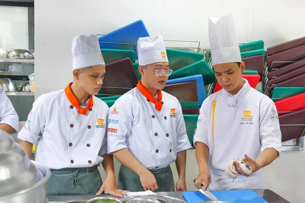 giảng viên hướng dẫn xử lý nguyên liệu