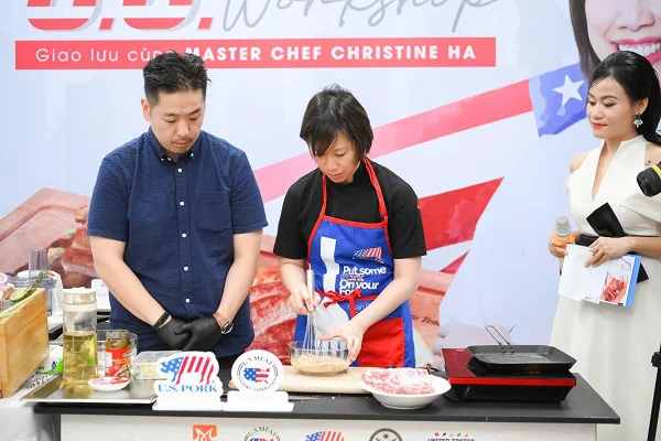 chef christine ha trình diễn chế biến món ăn
