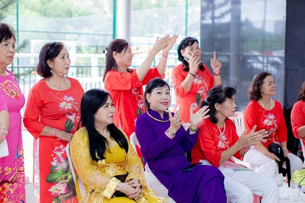 tiết mục văn nghệ đem đến không khí vui nhộn