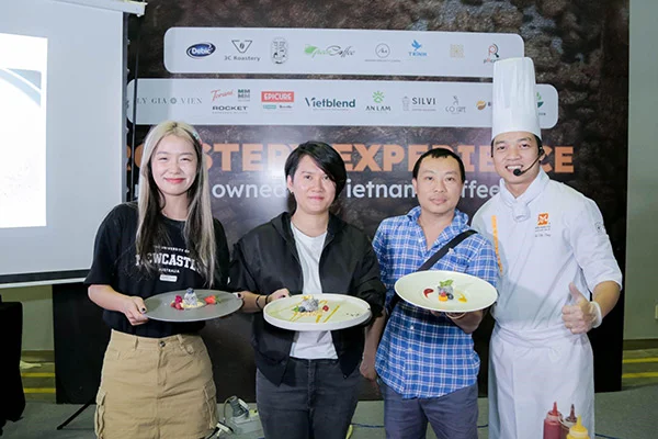 Plating Sauces là một trong những kỹ thuật decor món ăn hiện đại, có tính ứng dụng cao trong khâu trang trí cả món ăn chính và món ăn tráng miệng