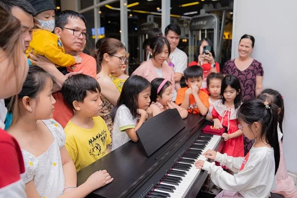 bé trổ tài năng đàn