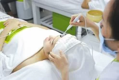 học viên thực hành chăm sóc và điều trị da