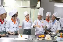 Giảng viên là những bếp trưởng giàu kinh nghiệm chia sẻ mọi bí quyết giúp bạn thành công với nghề
