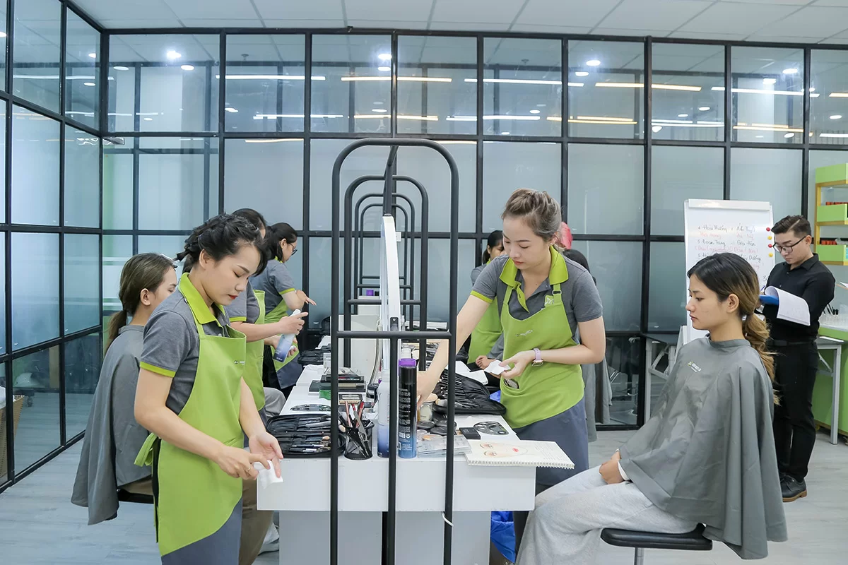 hinh-anh-lop-hoc-trang-diem-co-dau-06