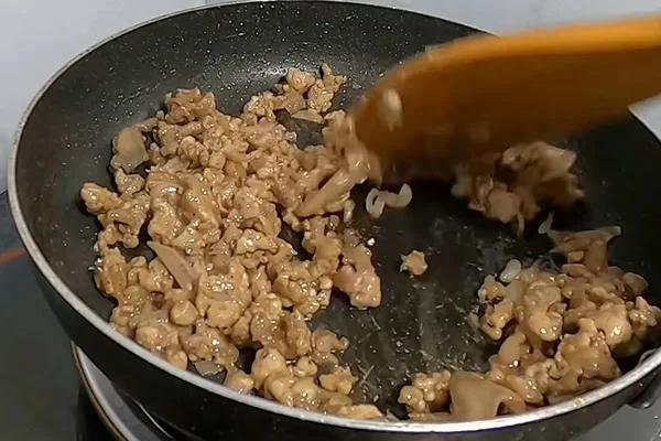 Xào săn, khô thịt chim bồ câu