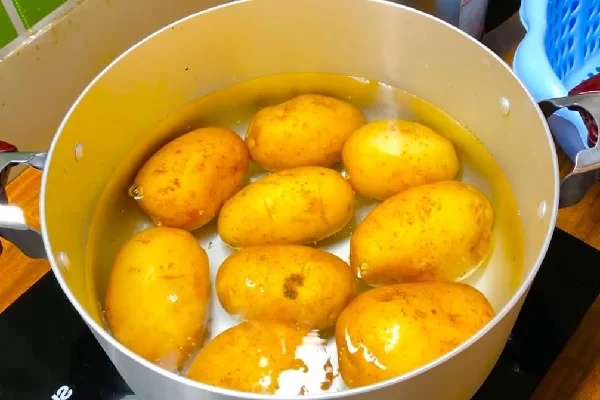 luộc khoai tây