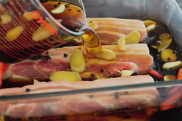 Ngâm ngập thịt trong nước mắm