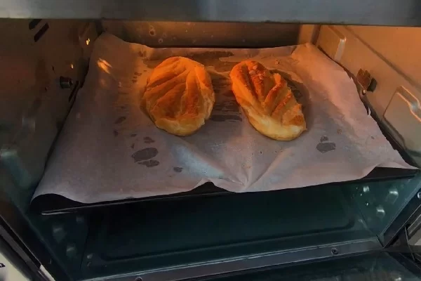 nướng bánh mì muối ớt bằng lò nướng