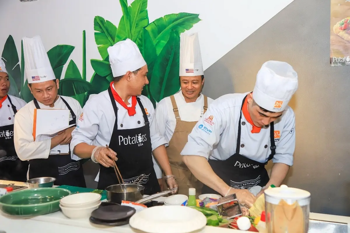 ban giám khảo quan sát và chấm điểm