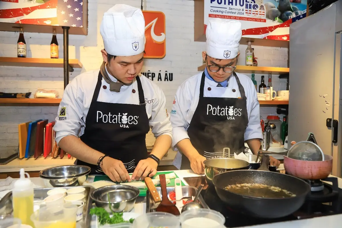 các đội thi tập trung chế biến 2 món ăn