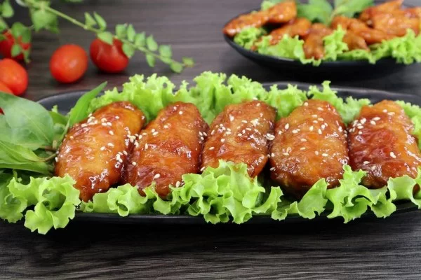 Cánh gà thấm đẫm nước sốt me chua ngọt