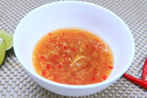 Chén nước mắm gừng cay ngon