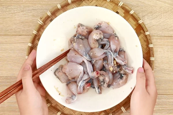 Có thể ướp ếch trước khi xào không