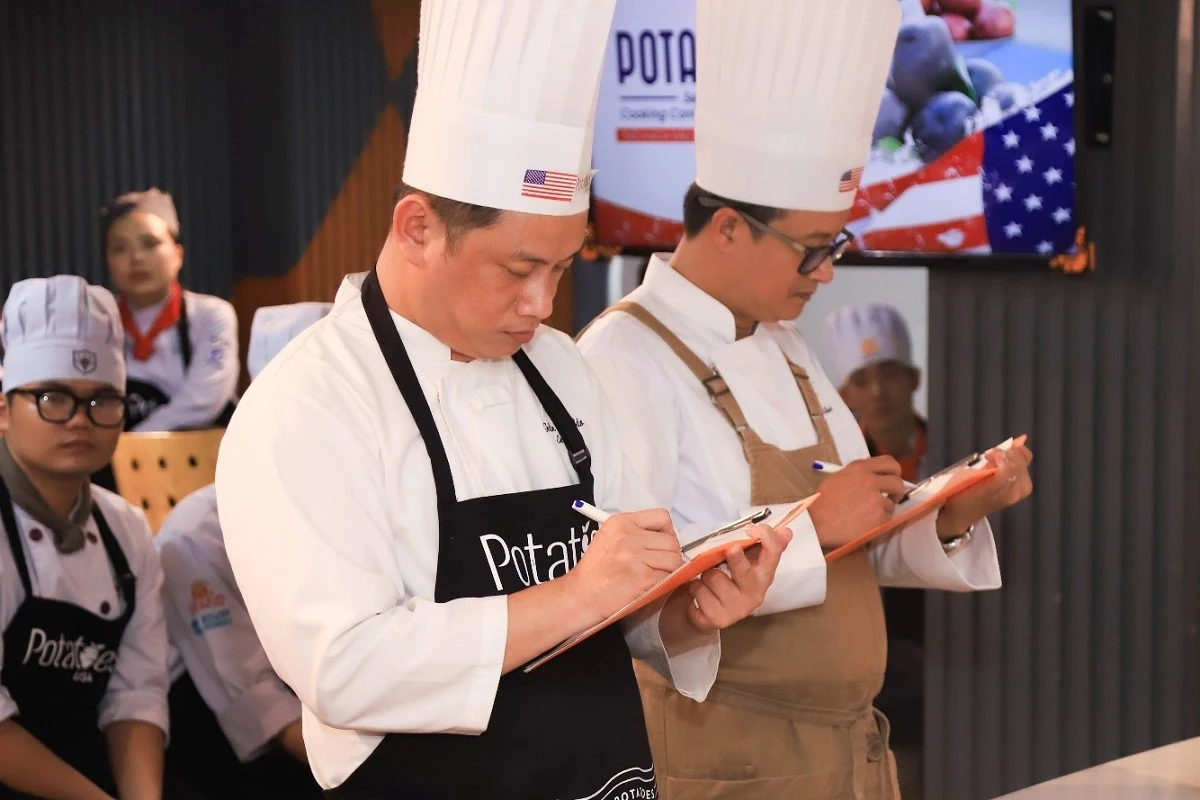 giám khảo chấm điểm thành phẩm