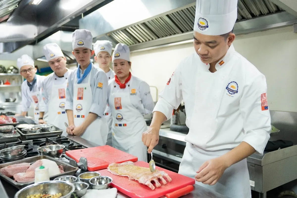 giảng viên hướng dẫn sơ chế sườn