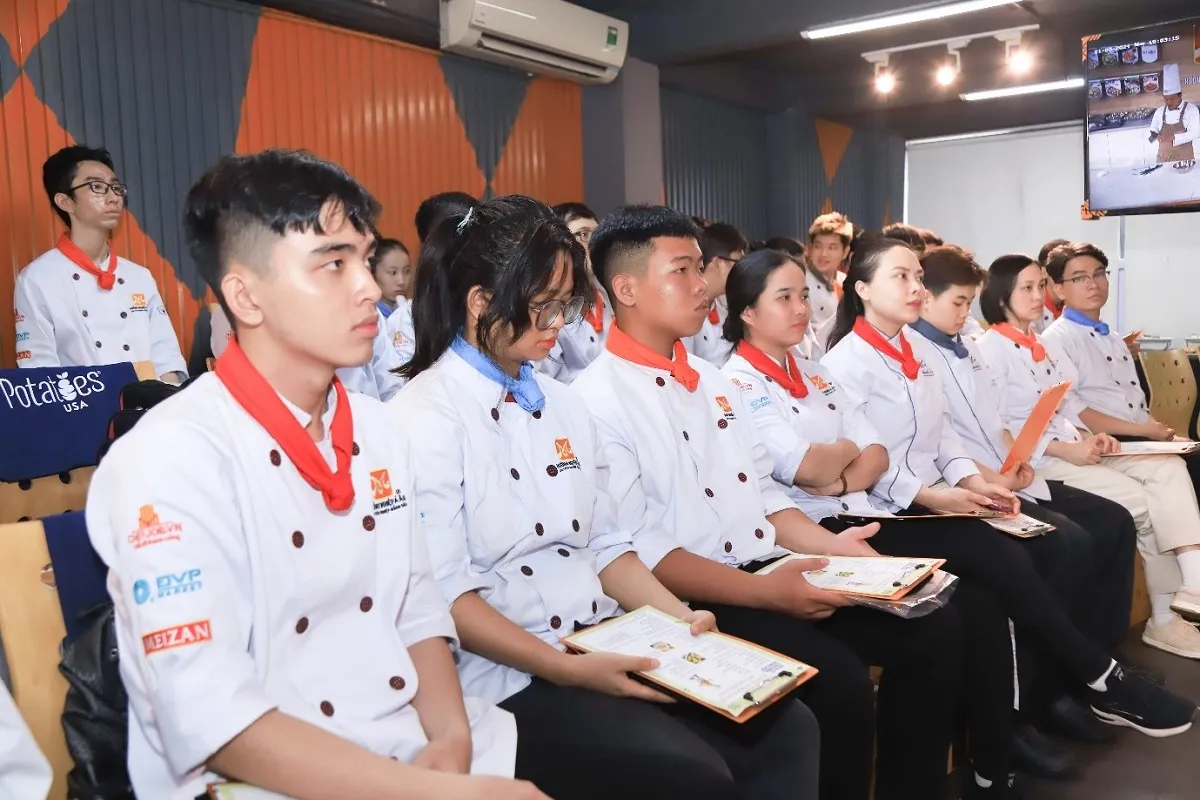 học viên chăm chú lắng nghe chia sẻ