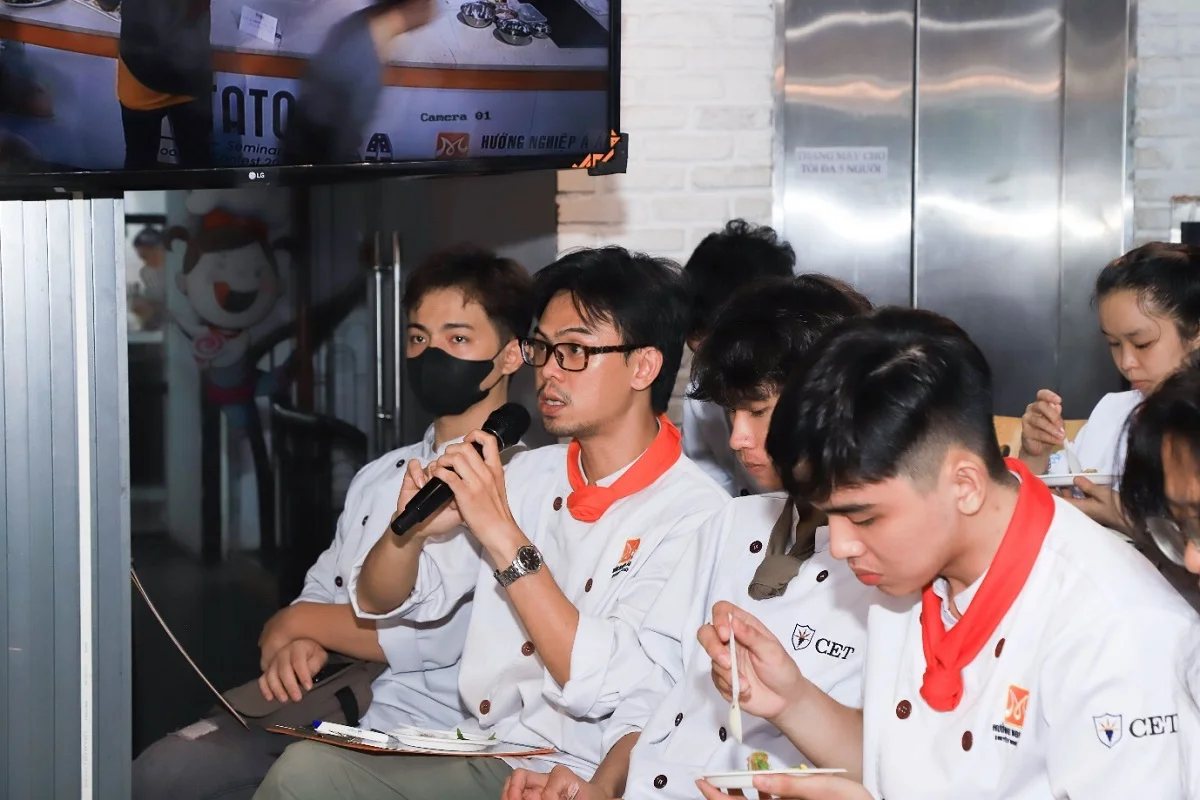 học viên đặt câu hỏi cho chef trần linh