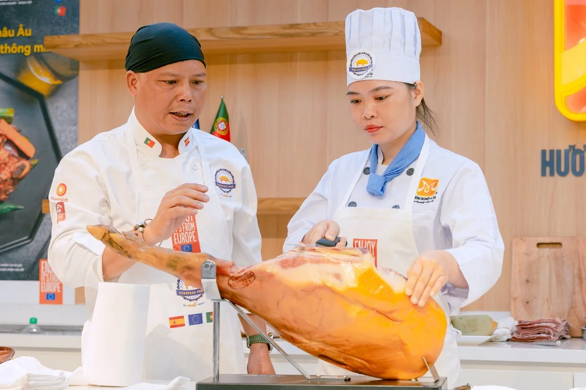 học viên thực hành thái đùi heo muối