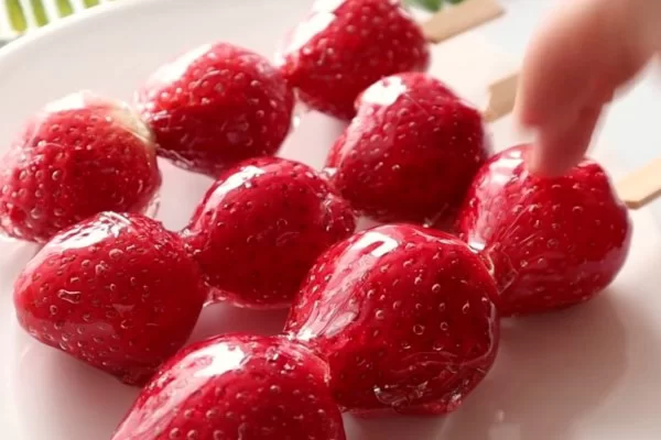 Kẹo dâu tây bọc đường ngọt lịm