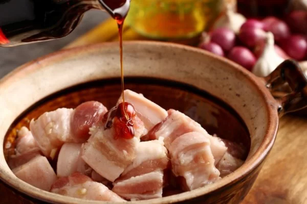 Kho thịt với nước màu