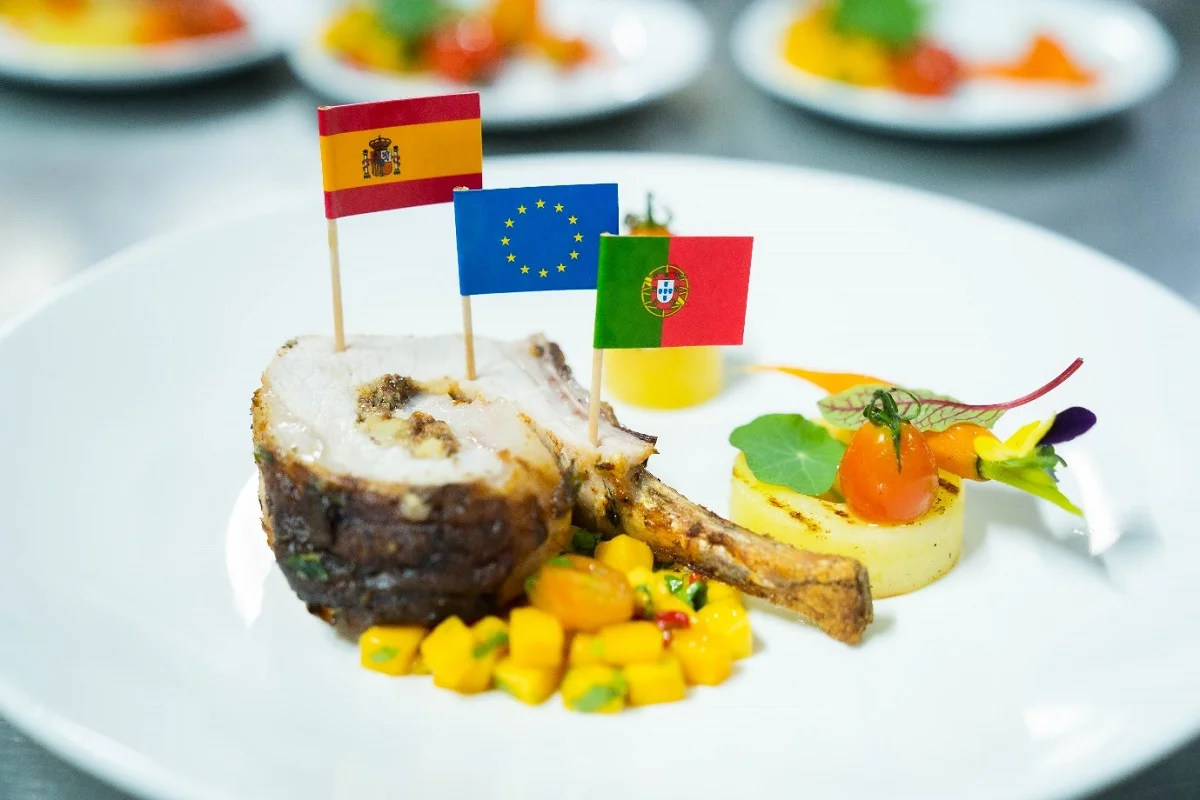 món heo nhồi với nho khô và salsa xoài