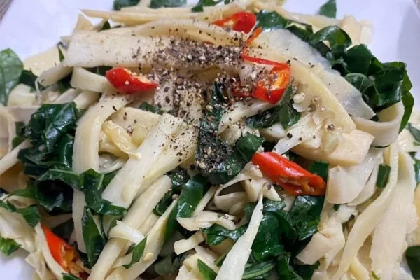 Món măng tươi xào lá lốt giòn ngọt