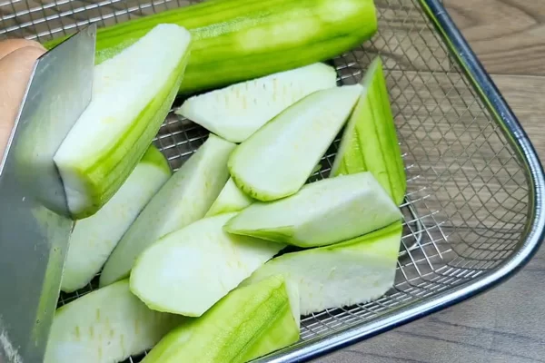 Mướp gọt bỏ vỏ