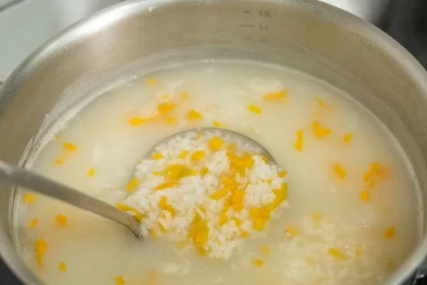 Nấu cháo bí đỏ với thịt bằm đơn giản
