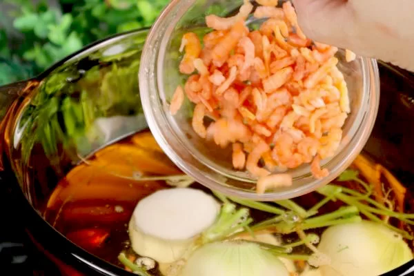 Nấu nước dùng với các loại rau củ