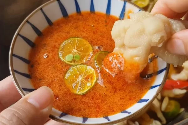 Nước chấm có màu đỏ đẹp mắt