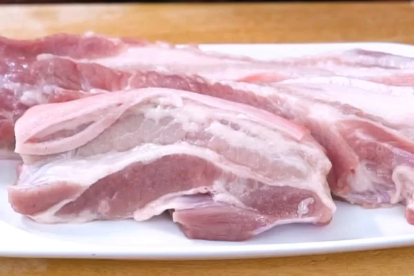 Rửa sạch, ướp thịt ba rọi