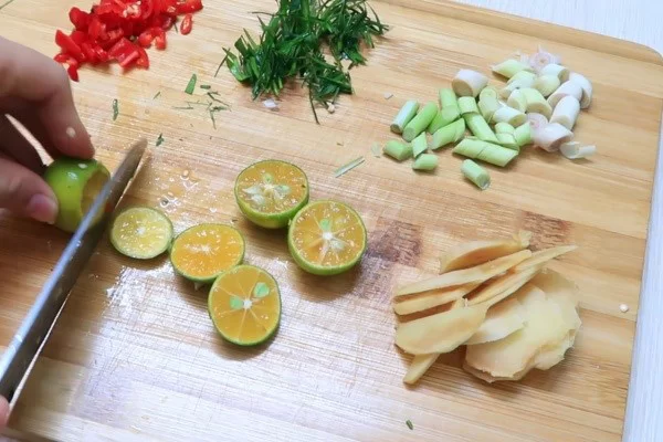 Sơ chế gừng, sả, lá chanh, ớt và tắc