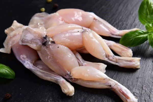 Thịt ếch cần được sơ chế và chế biến