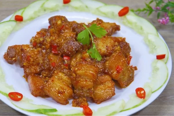 Thịt rang nước mắm tỏi ớt bắt mắt