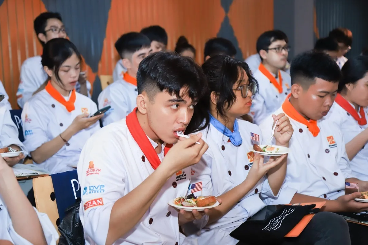 thưởng thức hương vị của từng món ăn