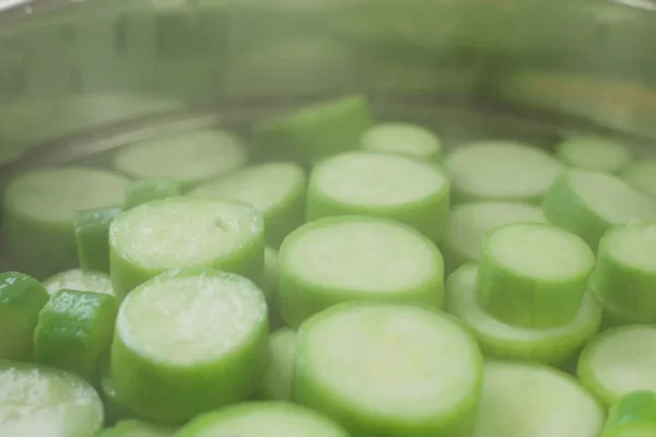 Trộn mướp vào dầu ăn hấp trước khi xào