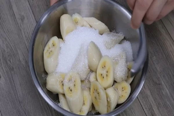 ướp chuối với đường