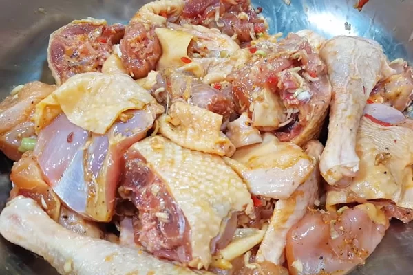 ướp thịt gà cùng với gia vị