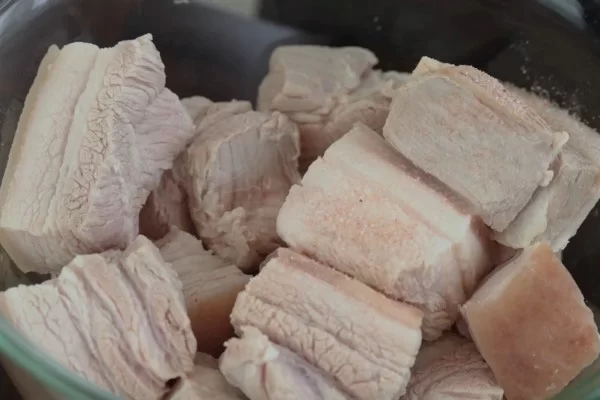 Ướp thịt với gia vị khoảng 30 phút