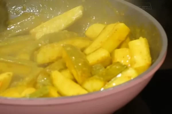 Xào đến khi săn chuối lại