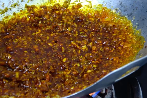 xào thơm các gia vị